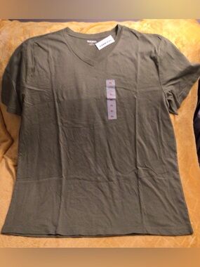Old Navy Men’s V-Neck Short Sleeve Tee in Olive - New- Size XL